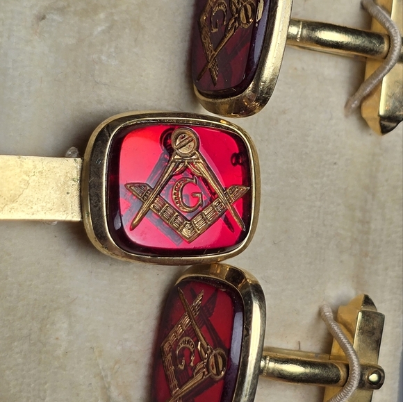 Gold and Red Masonic Cufflinks and Tie Clip Set - Picture 4 of 4